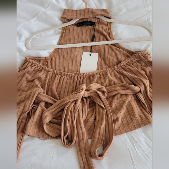 NWT Lavish Alice - Ribbed Camel Cut Out Shoulder - Women's Top Size Large - Picture 5 of 8
